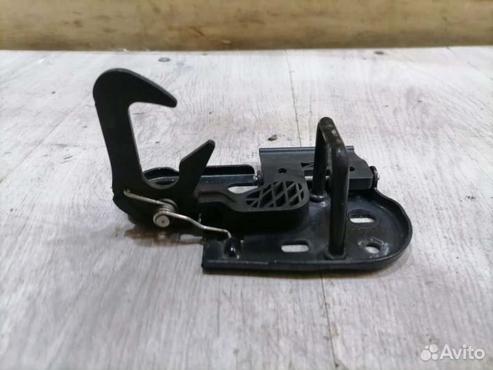 Крюк замка капота Vw Passat B6 2.0 BVY 2007