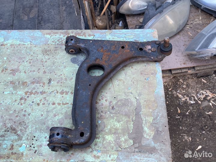 Opel astra h рычаг передний правый