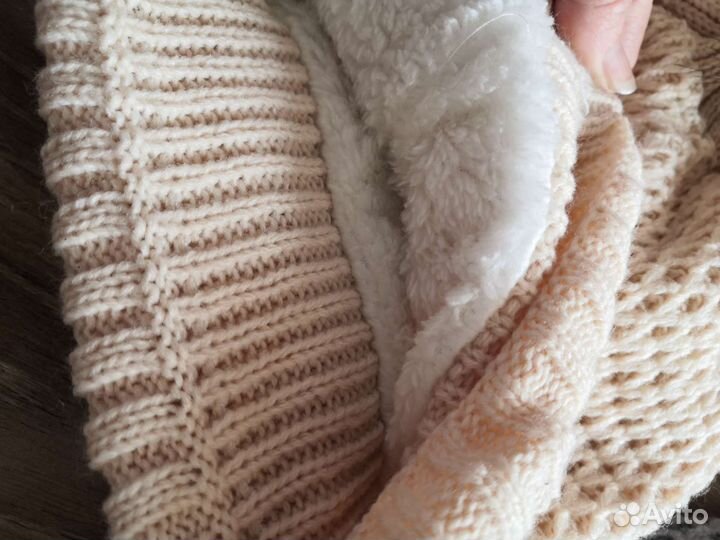 Шапочки тёплые с бубоном, новые с этикеткой