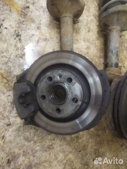 Поворотный кулак(ступица) на гольф 4, Бора