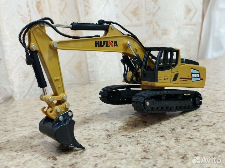 Металлическая модель экскаватора в масштабе 1:60