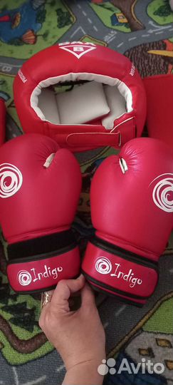 Боксерские перчатки. Защита наколенники