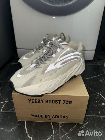 Yeezy boost 700 v2