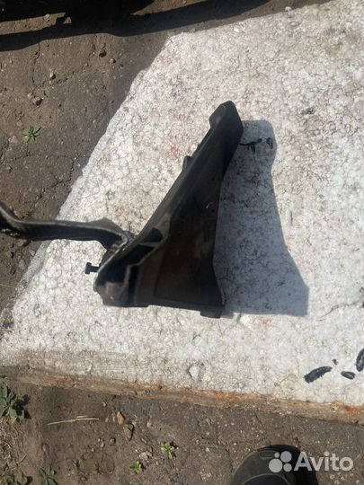 Кронштейн двс правый 8D0199308F