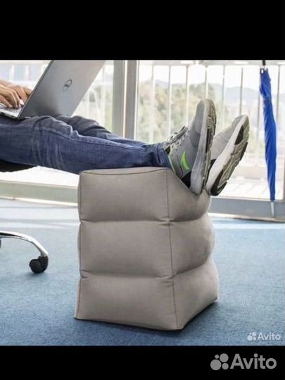 Надувная подушка для ног в самолет