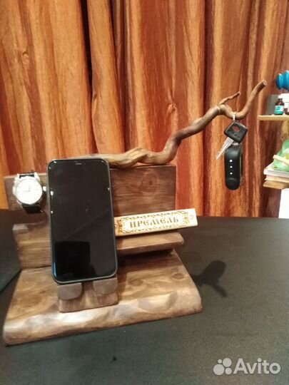 Полочка для зарядки и пользования смартфона