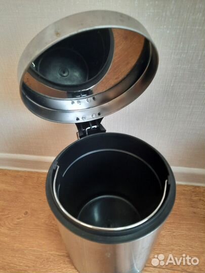 Мусорное ведро с педалью