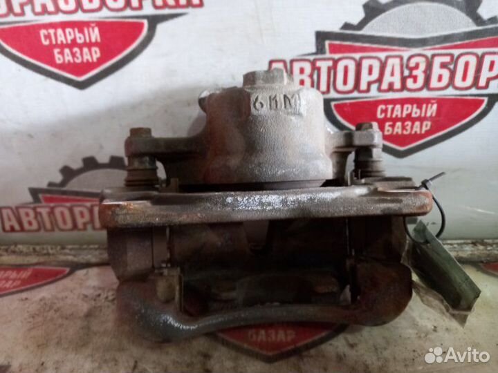 Суппорт тормозной передний левый Toyota Isis ZNM10