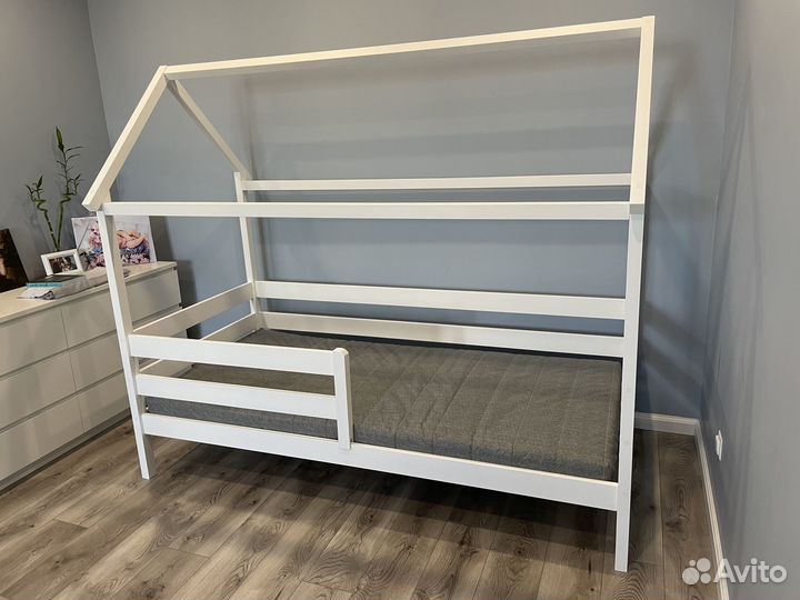 Детская кроватка домик