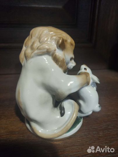 Фарфоровая статуэтка 