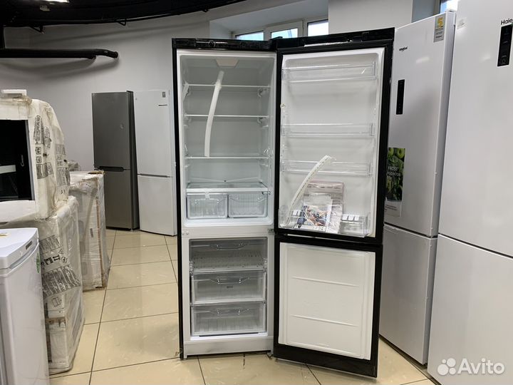 Холодильник Indesit черный