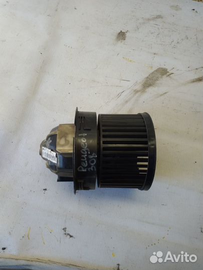 Моторчик отопителя Peugeot 308
