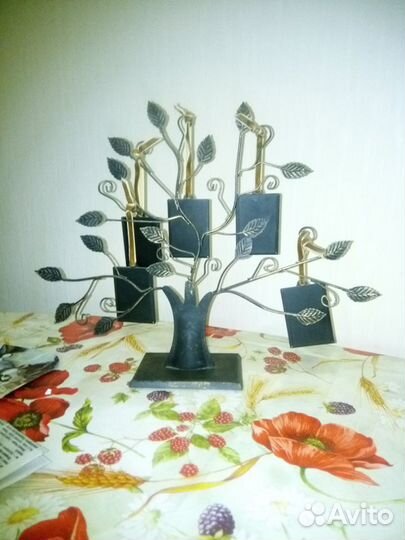 Дерево с фоторамками