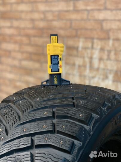 Michelin X-Ice North 4 215/55 R17