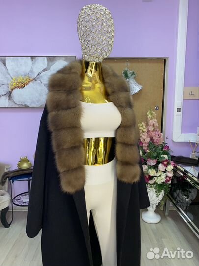 Пальто с воротником из меха куницы