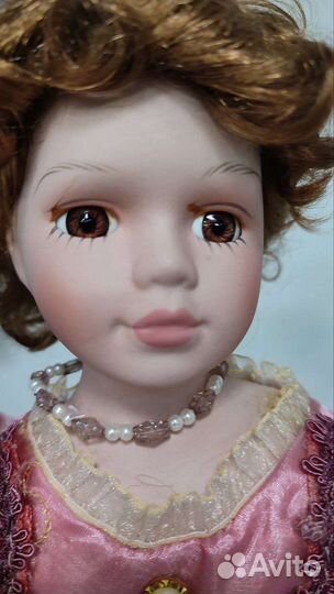 Кукла фарфоровая