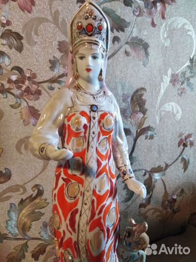 Статуэтка фарфор