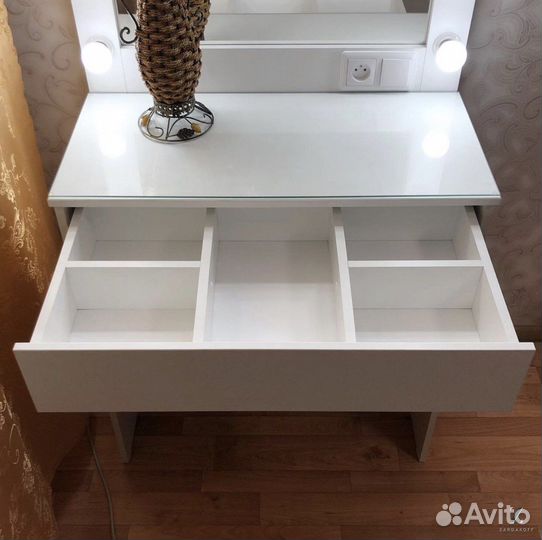 Туалетный столик визажиста с гримёрным зеркалом