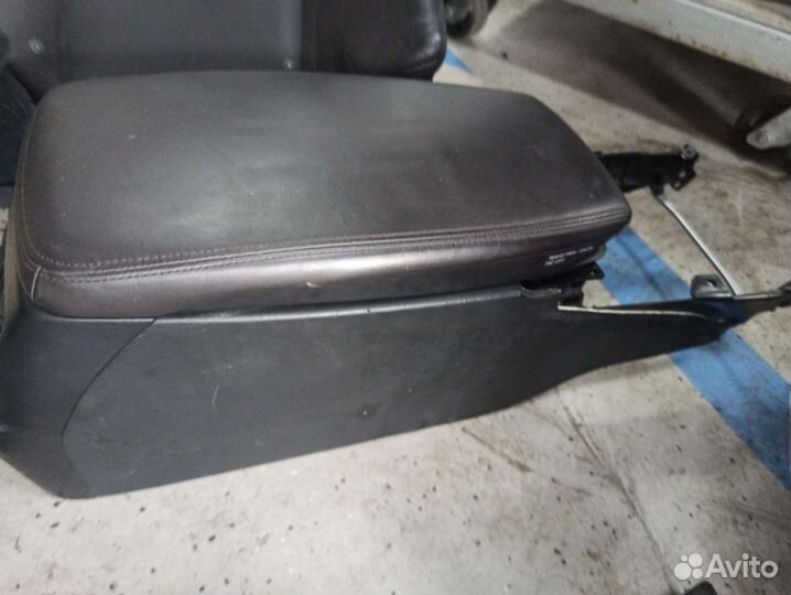 Подлокотник Lexus GS450H