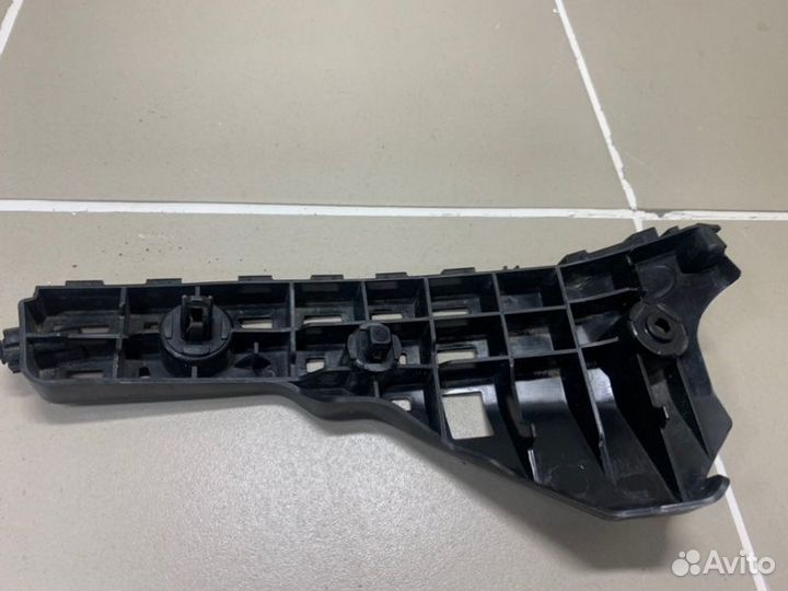 Крепление бампера переднее левое Toyota Land