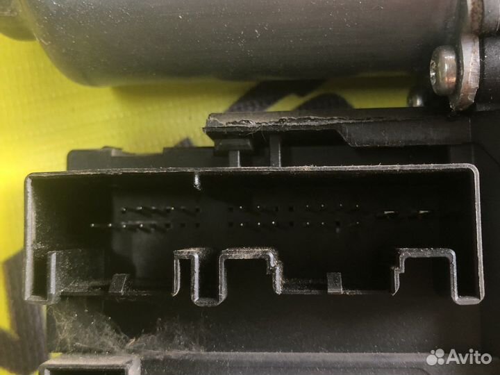 Моторчик стеклоподъемника левой Skoda Octavia A5