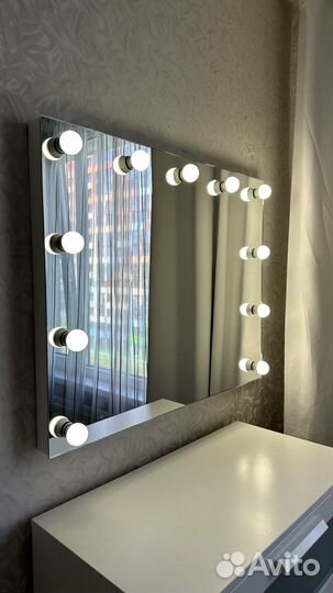 Гримерное зеркало с лампочками