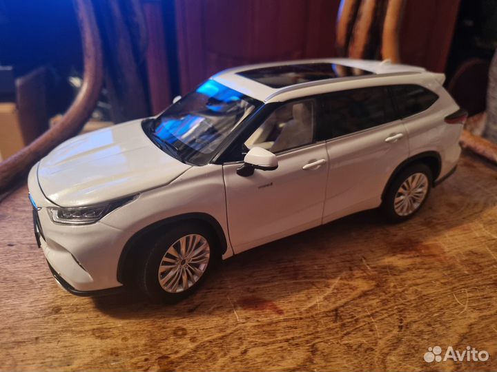 Toyota Highlander 2022 1:18