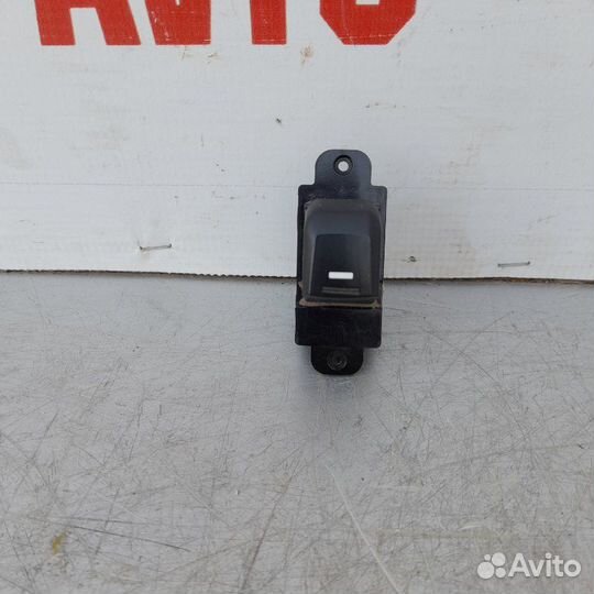 Кнопка стеклоподъемника передняя правая Kia Rio 3