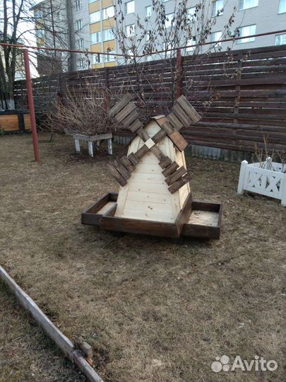 Цветник мельница для сада
