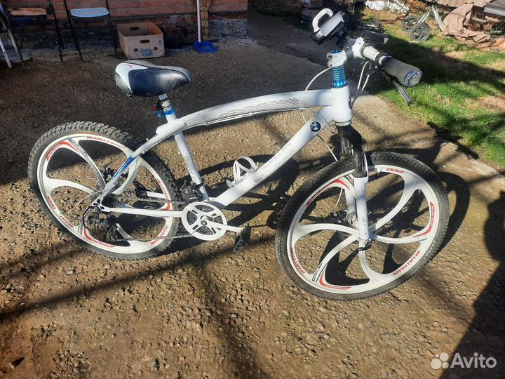 Велосипед на литых дисках BMW