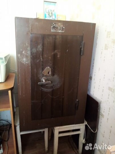 Сейф металлический