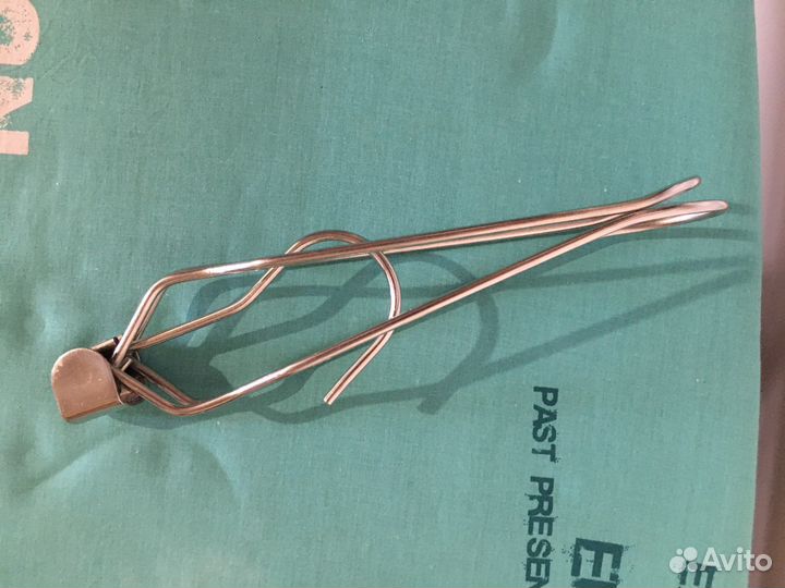 Металлическая вешалка