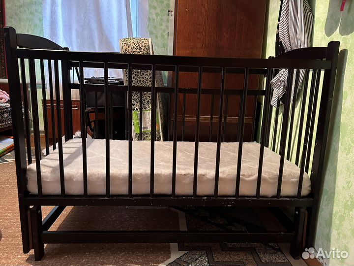 Детская кроватка с маятником