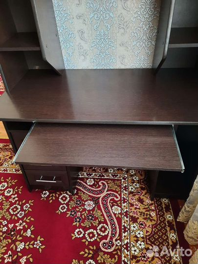 Компьютерный стол и кресло