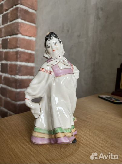 Статуэтка фарфоровая девушка плясунья из композици
