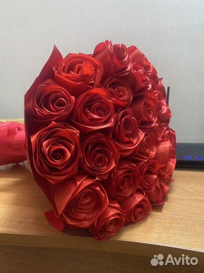 Розы из атласных лент