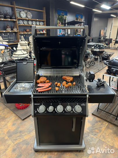 Газовый гриль napoleon Rogue-425 RSB с вертелом и