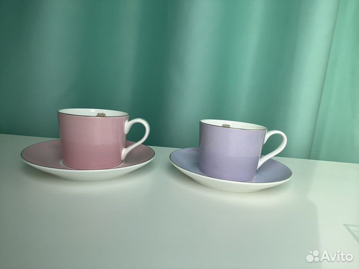 Фарфоровые чашки и блюдца