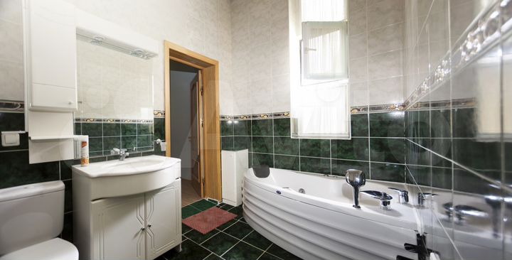 Коттедж 610 м² на участке 12 сот.