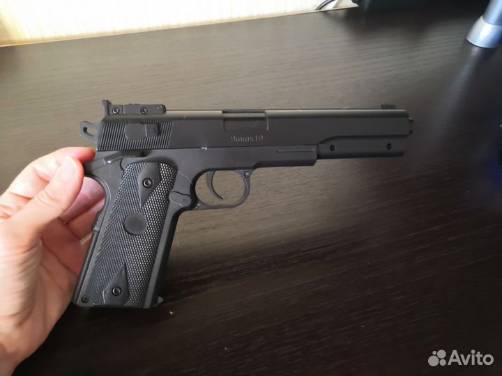 Игрушечный пистолет