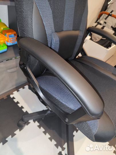 Игровое компьютерное кресло