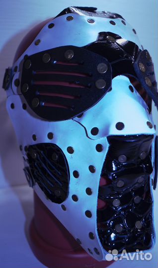 Кожаная маска на заклёпках