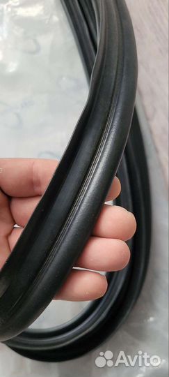 Уплотнитель крышки багажника w140