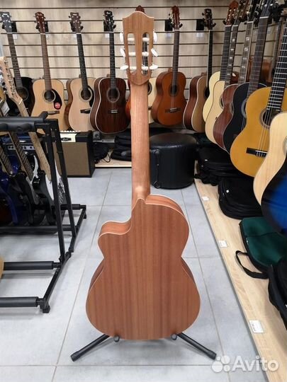 Классическая гитара со звукоснимателем Alhambra 8