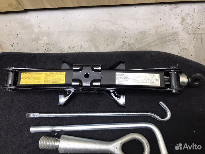 Домкрат и набор инструментов лансер 10 lancer x