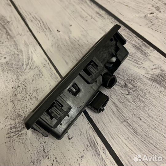 Кнопка багажника VW Polo Skoda Rapid