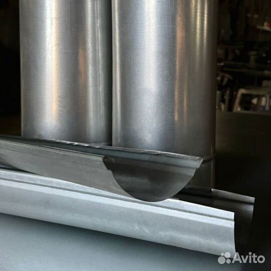 Желоб водосточной системы новый