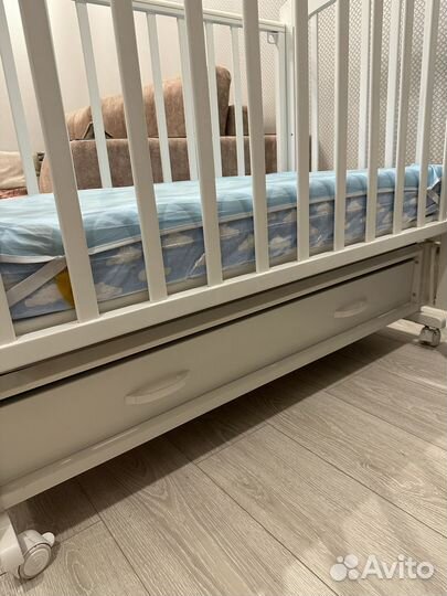 Детская кроватка с маятником и ящиком