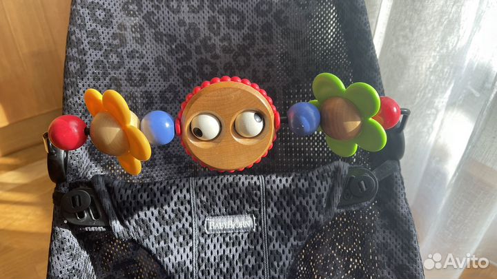 Кресло шезлонг babybjorn сетка с игрушкой