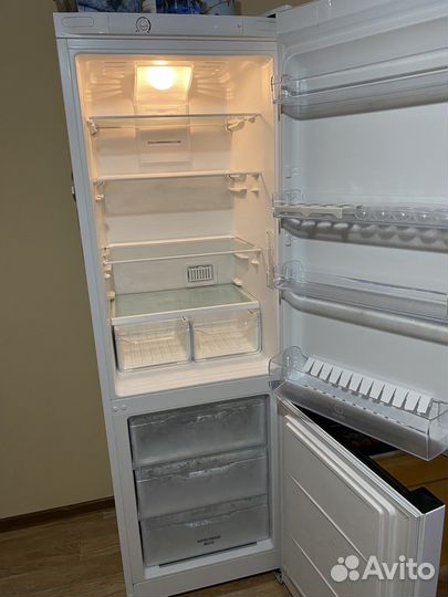 Холодильник Indesit DFN 18